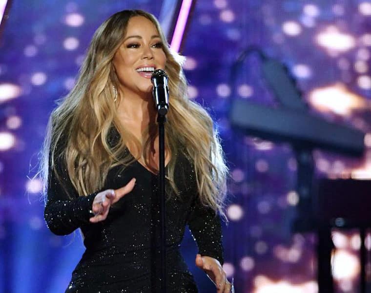 25 év után először vezeti Mariah Carey karácsonyi dala az amerikai toplistát