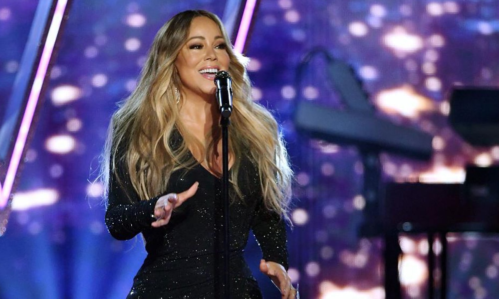 25 év után először vezeti Mariah Carey karácsonyi dala az amerikai toplistát