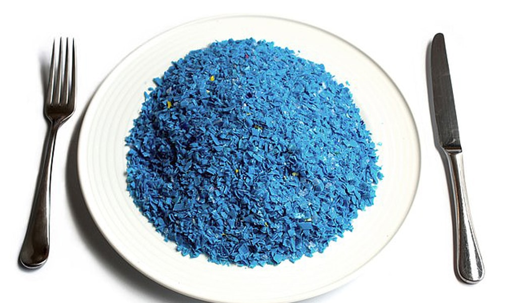 Kiszámolták, mennyi műanyagot nyelünk le életünk során