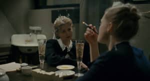 Immár nyilvános, hogy 2020. október 22. és 25. között rendezik meg a X. Mozinet Filmnapokat Budapesten és 14 további magyarországi városban. Idén a járvány miatt sok film nemzetközi bemutatóját elhalasztották, de a Filmnapok válogatásába így is bekerült nyolc alkotás, amelyeket akár hónapokkal a hazai mozibemutató előtt tekinthetünk meg. Ezúttal is a legnagyobb nemzetközi filmfesztiválok – Sundance, Velence, Berlin és Cannes - címeiből állt össze a program. A magyar közönség többek között láthatja a filmtörténet talán legambiciózusabb művészeti projektjének első darabját, az Ezüst Medve-díjas DAU. Natasa című orosz alkotást, a Gunda című filmet, melynek producere az Oscar-díjas Joaquin Phoenix, vagy az idei cannes-i válogatás egyik legnagyobb visszhangot kiváltó filmjét, a Sweat-et, mely letaglózó betekintés egy influenszer életébe. A négy Oscar-díjra jelölt A messzi dél vadjai rendezője, Benh Zeitlin az előző film spirituális folytatásaként újabb, képzelet és valóság határán egyensúlyozó történetet tár elénk. A Sundance-ről érkező Wendy-ben a Pán Péter történetét értelmezte át, egyértelműen a felnőtt közönség számára adaptálva azt. A 77. Velencei Filmfesztiválon debütált Shannon Murphy bemutatkozó rendezése, az Amíg tart a nyár, mely egyszerre erőteljes, drámai és megdöbbentően humoros megközelítése egy letaglózó témának: amikor egy tinédzser lány számára az első szerelem egyben az utolsó is. A Berlini Filmfesztiválról négy film is érkezik: Burhan Qurbani rendező feszes tempójú, mai társadalmi kérdéseket feszegető mozijában teljes egészében aktualizálta és újraértelmezte Alfred Döblin 1929-ben megjelent regénye, a Berlin, Alexanderplatz történetét. A DAU. a filmtörténet talán legambiciózusabb művészeti projektje. Ilja Hrzsanovszkij rendező az ukrajnai Harkovban egy szinte városnyi díszletben teremtette újra egy ’60-as évekbeli szovjet kutatóintézet és a hozzá kapcsolódó infrastruktúra mindennapjait. Több mint 400 szereplő, két éven át, a nap 24 órájában élte meghatározott karaktere életét. Az előre kitalált történeteket a szereplők viszonyai alakították. A 700 órányi filmanyagból az első bemutatásra kerülő játékfilm a DAU. Natasa, mely a 70. Berlini Nemzetközi Filmfesztiválon Ezüst Medve-díjat nyert. Agnieszka Holland a Berlinalén debütált Sarlatán című filmjében egy végletesen ellentmondásos figura, a milliókat gyógynövényekkel kezelő Jan Mikolášek életét tárja elénk, aki több-kevesebb sikerrel működött a náci megszállás, majd kommunista uralom alá hajtott Csehszlovákiában. A Gunda pedig egyszerre intim portré egy állatcsaládról és megdöbbentő erejű dokumentumfilm, amely különleges vizuális megközelítéssel tesz fel súlyos morális kérdéseket. Gunda egyike a világon élő egymilliárd sertésnek. Ő is pusztán azért született, hogy beteljesítse az emberi civilizáció által neki szán sorsot: utódokat szül, majd élelemként szolgál. A film producere az állatok jogai iránt elkötelezett Oscar-díjas Joaquin Phoenix. Az idén minden tekintetben rendhagyó Cannes-ból két film érkezik. A beszéd az év francia vígjátékmeglepetése. Intelligens humora, váratlan fordulatai és vizuális megoldásai biztosan sokáig velünk maradnak. A film főhősét, a 35 éves Adrient sógora felkéri, hogy beszéljen a közelgő esküvőjükön. De Adrien nincs olyan állapotban, hogy esküvői beszédet tartson, hisz barátnője nemrég szakított vele, őt pedig csak az érdekli, hogy visszaszerezze. Cannes válogatásának egyik legnagyobb visszhangot kiváltó filmje, a Sweat pedig letaglózó, rendkívül őszinte és aktuális betekintés egy influenszer életébe. Sylwia mindent a maximumon pörget, teljes életét az edzőteremben és az online térben éli. A látszólagos tökéletesség felszíne alatt azonban meg nem értettség, elzárkózás, magány és szeretetéhség rejtőzik, amit egy idő után már nem tud elrejteni a külvilág elől. A Mozinet Filmnapok idén 2020. október 22-25-ig lesz Budapesten a Puskin moziban és 14 további városban.